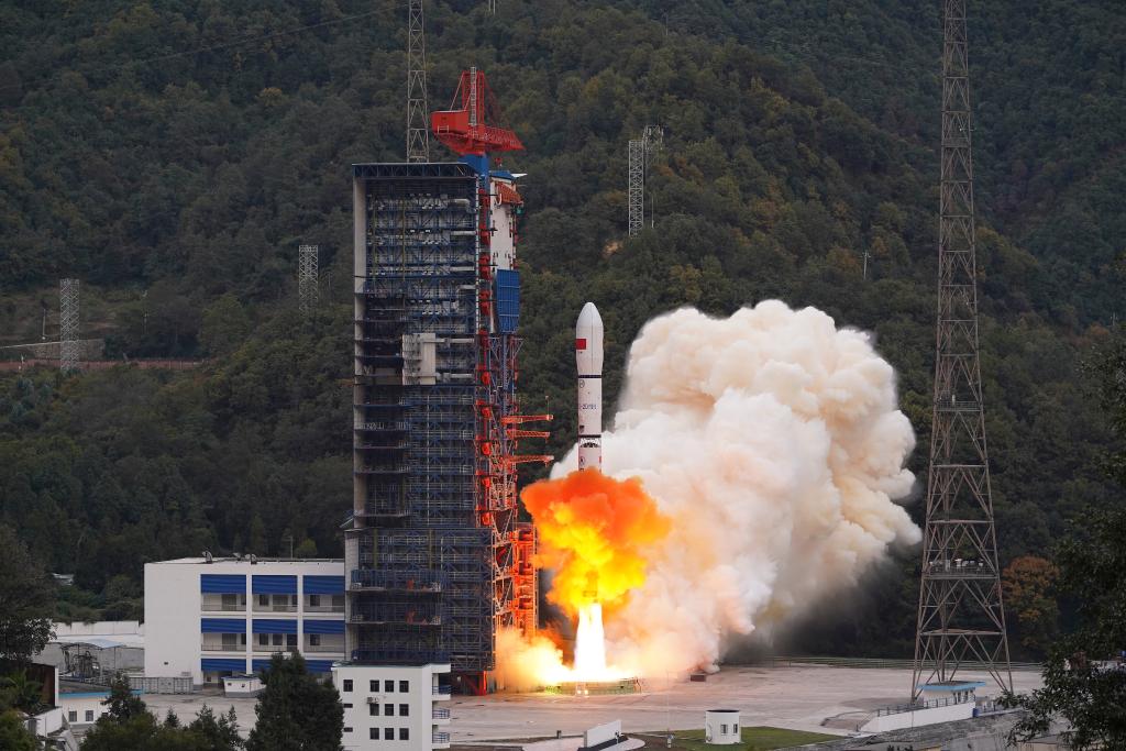 意昂平台：长二丁火箭携手远征三号上面级发射成功